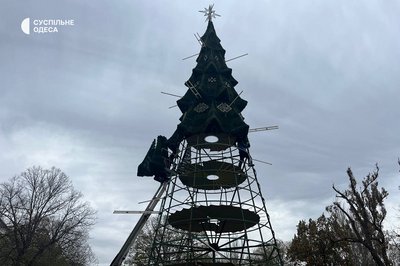 У центрі Одеси з'явилась новорічна ялинка