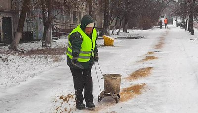 Очищення доріг у Житомирі та області: скільки техніки задіяно і чи безпечні дороги для проїзду Очищення доріг у Житомирі та області: скільки техніки задіяно і чи безпечні дороги для проїзду