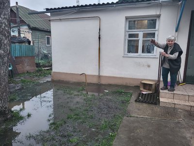 "Кури плавають, погріб повний води". На Київщині через сильні дощі розмило дамбу "Кури плавають, погріб повний води". На Київщині через сильні дощі розмило дамбу