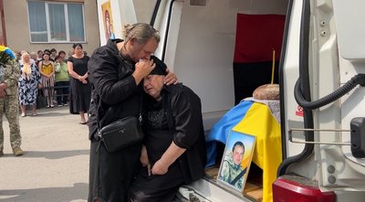 Із загиблим військовослужбовцем Олександром Сиротюком, який зник безвісти у березні, попрощалися у Володимирці Із загиблим військовослужбовцем Олександром Сиротюком, який зник безвісти у березні, попрощалися у Володимирці