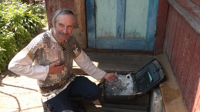 Житель Чернігівщини зробив кольчугу з українських монет та хоче виготовити такі самі штани Житель Чернігівщини зробив кольчугу з українських монет та хоче виготовити такі самі штани