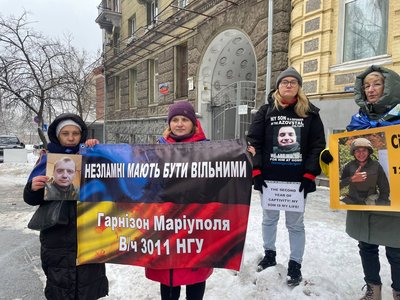"Відчуття безнадії": у центрі Києва рідні полонених захисників Маріуполя вимагають нових обмінів "Відчуття безнадії": у центрі Києва рідні полонених захисників Маріуполя вимагають нових обмінів