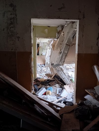 "Нічого нема. Тільки газ є". У Сумах розбирають завали багатоповерхівки після удару РФ "Нічого нема. Тільки газ є". У Сумах розбирають завали багатоповерхівки після удару РФ