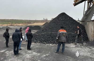 Мільярд гривень збитків. Групу людей, яких підозрюють у незаконному видобутку вугілля на Донеччині, затримали Мільярд гривень збитків. Групу людей, яких підозрюють у незаконному видобутку вугілля на Донеччині, затримали