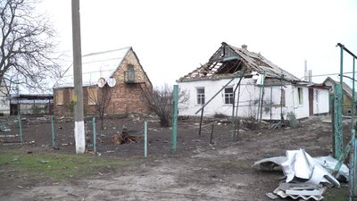 "Тих не подужають, так вони тут усе руйнують": як живуть у Романках, що за 20 кілометрів від лінії фронту "Тих не подужають, так вони тут усе руйнують": як живуть у Романках, що за 20 кілометрів від лінії фронту