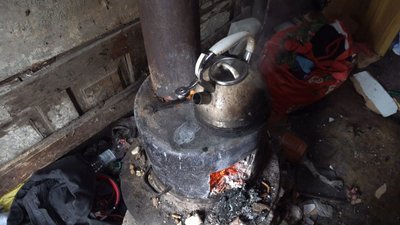 пічка, буржуйка, жінка з п’ятьма дітьми жила в лісопосадці пічка, буржуйка, жінка з п’ятьма дітьми жила в лісопосадці