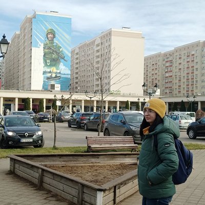 Художниця Олена Янко працює над створенням муралу із жовтня 2025 року, листопад 2025 року, Хмельницький Художниця Олена Янко працює над створенням муралу із жовтня 2025 року, листопад 2025 року, Хмельницький