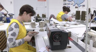 Переселенка з Лисичанська шиє військову форму на релокованому підприємстві