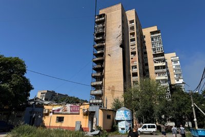 «Думала, помираю». Містяни розказали, як бомби били по 14-поверхівці в Краматорську «Думала, помираю». Містяни розказали, як бомби били по 14-поверхівці в Краматорську