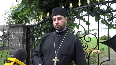 Конфлікт між вірянами ПЦУ та УПЦ у селі Старосільці на Житомирщині: священнослужіння біля закритого храму Конфлікт між вірянами ПЦУ та УПЦ у селі Старосільці на Житомирщині: священнослужіння біля закритого храму