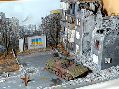 "На Донеччині не був". На діораму про Бахмут у художника з Нікополя пішло десять місяців "На Донеччині не був". На діораму про Бахмут у художника з Нікополя пішло десять місяців