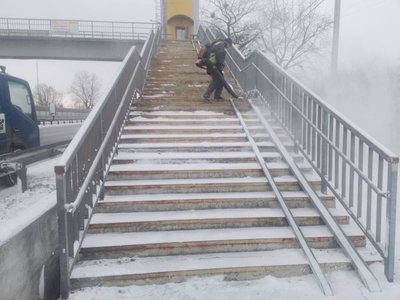 Через снігопади на Житомирщині та в Житомирі другу добу прибирають дороги й вулиці Через снігопади на Житомирщині та в Житомирі другу добу прибирають дороги й вулиці