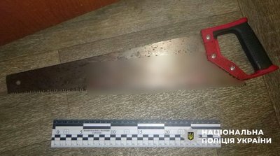 Завдав ударів ножем, пилкою та молотком. У Кривому Розі затримали підозрюваного у вбивстві своїх бабусі та дідуся Завдав ударів ножем, пилкою та молотком. У Кривому Розі затримали підозрюваного у вбивстві своїх бабусі та дідуся