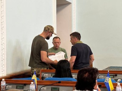 Сесія міськради у Житомирі: сутички, виклик поліції та земля, яку розсипали на депутатів Сесія міськради у Житомирі: сутички, виклик поліції та земля, яку розсипали на депутатів