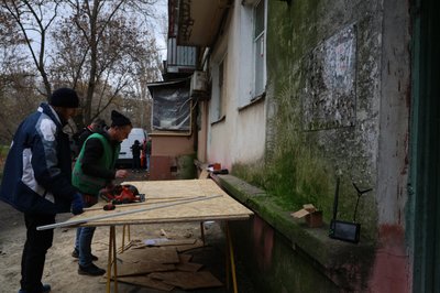 "Вибиті вікна, дах пошкоджений, шиферу нема". Херсонці розповіли про наслідки обстрілів РФ Центрального району "Вибиті вікна, дах пошкоджений, шиферу нема". Херсонці розповіли про наслідки обстрілів РФ Центрального району