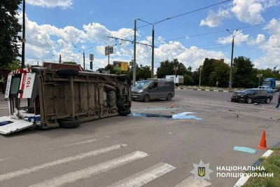 Перевернена швидка в Харкові після ДТП з авто Skoda Перевернена швидка в Харкові після ДТП з авто Skoda