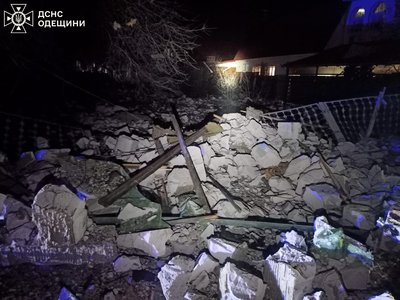 Пошкоджено житловий будинок: фото наслідків дронової атаки РФ на Одещину Пошкоджено житловий будинок: фото наслідків дронової атаки РФ на Одещину