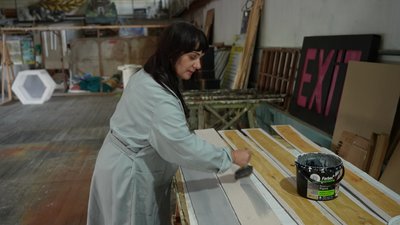 "Могла б стати акторкою, та за покликанням – художниця": Олена Каравай виготовляє декорації у хмельницькому театрі "Могла б стати акторкою, та за покликанням – художниця": Олена Каравай виготовляє декорації у хмельницькому театрі