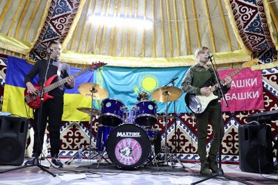 "Музичні діти Бучі" влаштували невеликий концерт на відкритті "юрти незламності" "Музичні діти Бучі" влаштували невеликий концерт на відкритті "юрти незламності"