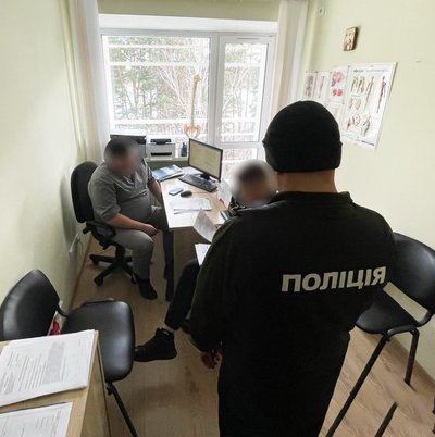 Оформлював інвалідність за гроші: у Житомирі оголосили підозру посадовцю медичного центру Оформлював інвалідність за гроші: у Житомирі оголосили підозру посадовцю медичного центру