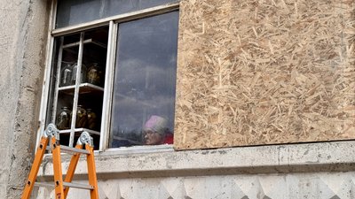 Жителька будинку в Київському районі Харкова, куди вдень 2 квітня росіяни вдарили "Молнією" Жителька будинку в Київському районі Харкова, куди вдень 2 квітня росіяни вдарили "Молнією"