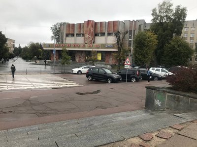 Мозаїка на кінотеатрі "Жовтень" у Житомирі: історія створення та значення Мозаїка на кінотеатрі "Жовтень" у Житомирі: історія створення та значення