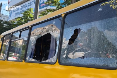 Ранковий дроновий удар по Одесі: поранені троє людей, пошкоджено маршрутку та зупинку Ранковий дроновий удар по Одесі: поранені троє людей, пошкоджено маршрутку та зупинку