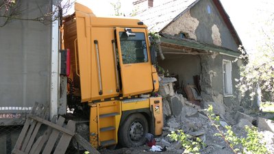 Врізався вантажівкою в будинок: що розповіли водій та власник оселі в селі на Рівненщині Врізався вантажівкою в будинок: що розповіли водій та власник оселі в селі на Рівненщині