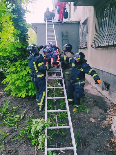 В Одесі шпиталізували літню жінку, яка впала з п'ятого поверху. Її стан критичний В Одесі шпиталізували літню жінку, яка впала з п'ятого поверху. Її стан критичний