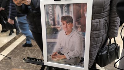 У Кривому Розі попрощались з 15-річними Данилом Нікітцьким й Аліною Куценко, які загинули через удар РФ У Кривому Розі попрощались з 15-річними Данилом Нікітцьким й Аліною Куценко, які загинули через удар РФ