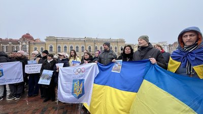 "Владе, ти наш герой": у Кропивницькому відбулась акція на підтримку олімпійця Владислава Гераскевича "Владе, ти наш герой": у Кропивницькому відбулась акція на підтримку олімпійця Владислава Гераскевича
