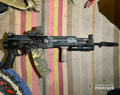 Автомати "Калашнікова" та пістолети: на Одещині затримали чоловіків, які продавали зброю та боєприпаси Автомати "Калашнікова" та пістолети: на Одещині затримали чоловіків, які продавали зброю та боєприпаси