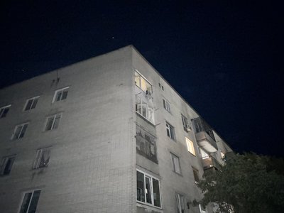“Молнія” влучила багатоповерховий будинок у Сумах: є травмована людина