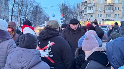 На акцію через тривале відключення електроенергії вийшли жителі Хмельницького На акцію через тривале відключення електроенергії вийшли жителі Хмельницького