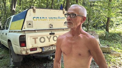 Шимон Моджеєвський біля автомобіля з написом "Слава Україні» Шимон Моджеєвський біля автомобіля з написом "Слава Україні»