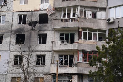 "Побачила жах: зірвало двері та рами". Що херсонці розповіли про наслідки обстрілу Корабельного району "Побачила жах: зірвало двері та рами". Що херсонці розповіли про наслідки обстрілу Корабельного району