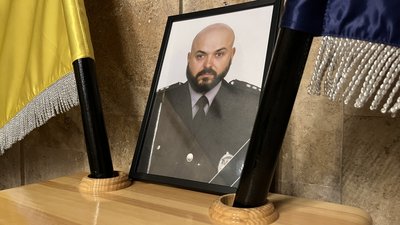 У Харкові попрощалися з поліцейським Денисом Котлярем, загиблим на Донеччині У Харкові попрощалися з поліцейським Денисом Котлярем, загиблим на Донеччині
