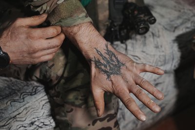 Військовий із Канади "Рись" показує татуювання українського герба, Харківська область Військовий із Канади "Рись" показує татуювання українського герба, Харківська область