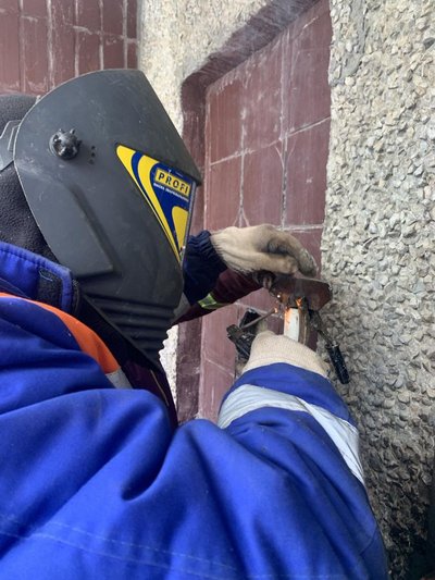Полтавські комунальники допомагають відновлювати столичні комунікації після обстрілу Полтавські комунальники допомагають відновлювати столичні комунікації після обстрілу