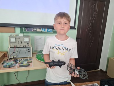 У Житомирі 30 школярів навчається керувати дронами У Житомирі 30 школярів навчається керувати дронами