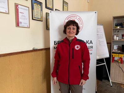 "Команда, що допомагає іншим": як у Бердичеві Червоний Хрест підтримує переселенців і навчає безпеки "Команда, що допомагає іншим": як у Бердичеві Червоний Хрест підтримує переселенців і навчає безпеки