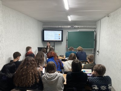 Заняття в укритті економічного університету для куп'янських школярів Заняття в укритті економічного університету для куп'янських школярів