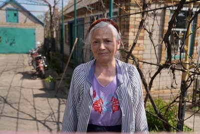 "Коли стріляють — молимося Богу": як живуть у прифронтовій Великомихайлівці за 20 км від лінії зіткнення "Коли стріляють — молимося Богу": як живуть у прифронтовій Великомихайлівці за 20 км від лінії зіткнення