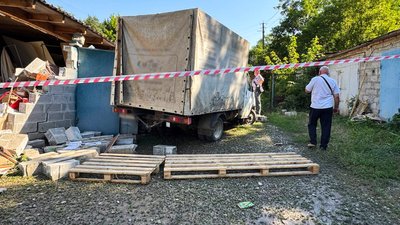 Через зсув ґрунту в Кропивницькому зруйнуване приміщення підприємства з виготовлення меблів: що відомо Через зсув ґрунту в Кропивницькому зруйнуване приміщення підприємства з виготовлення меблів: що відомо