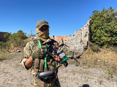 "Чим більше ми їх спалимо, тим менше полетить в нашу сторону": як працюють на прикордонні пілоти FPV-дронів "Чим більше ми їх спалимо, тим менше полетить в нашу сторону": як працюють на прикордонні пілоти FPV-дронів