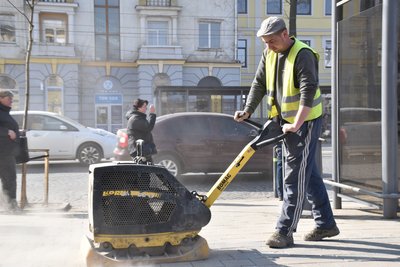 На Майдані Небесної Сотні у Вінниці почали усувати недоліки після ремонту На Майдані Небесної Сотні у Вінниці почали усувати недоліки після ремонту