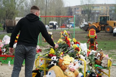 Ракетний удар по Кривому Рогу 4 квітня: що нині відбувається на місці атаки. Фоторепортаж