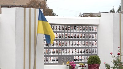 Закінчується місце: у Черкасах розширятимуть стелу Героїв під фото полеглих Закінчується місце: у Черкасах розширятимуть стелу Героїв під фото полеглих