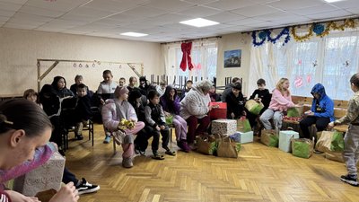 Андреас та Софія роздають подарунки для дітей у Харкові, 5 січня 2026 року Андреас та Софія роздають подарунки для дітей у Харкові, 5 січня 2026 року
