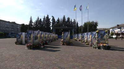 "Гидко просто": жінка, яка танцювала під російський реп біля портретів загиблих бійців, шкодує про скоєне "Гидко просто": жінка, яка танцювала під російський реп біля портретів загиблих бійців, шкодує про скоєне